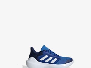 LIGHTWEIGHT SNEAKERS MADE IN PART WITH RECYCLED MATERIALS