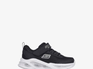 Sporty and minimalistic, these casual sneakers are the perfect pair to complement your streetwear